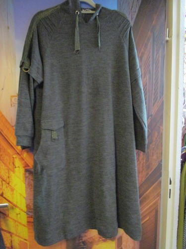 Dunkelgraues strickkleid mit - strickkleid,